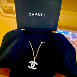 Authentic Chanel gold/Pearl necklace